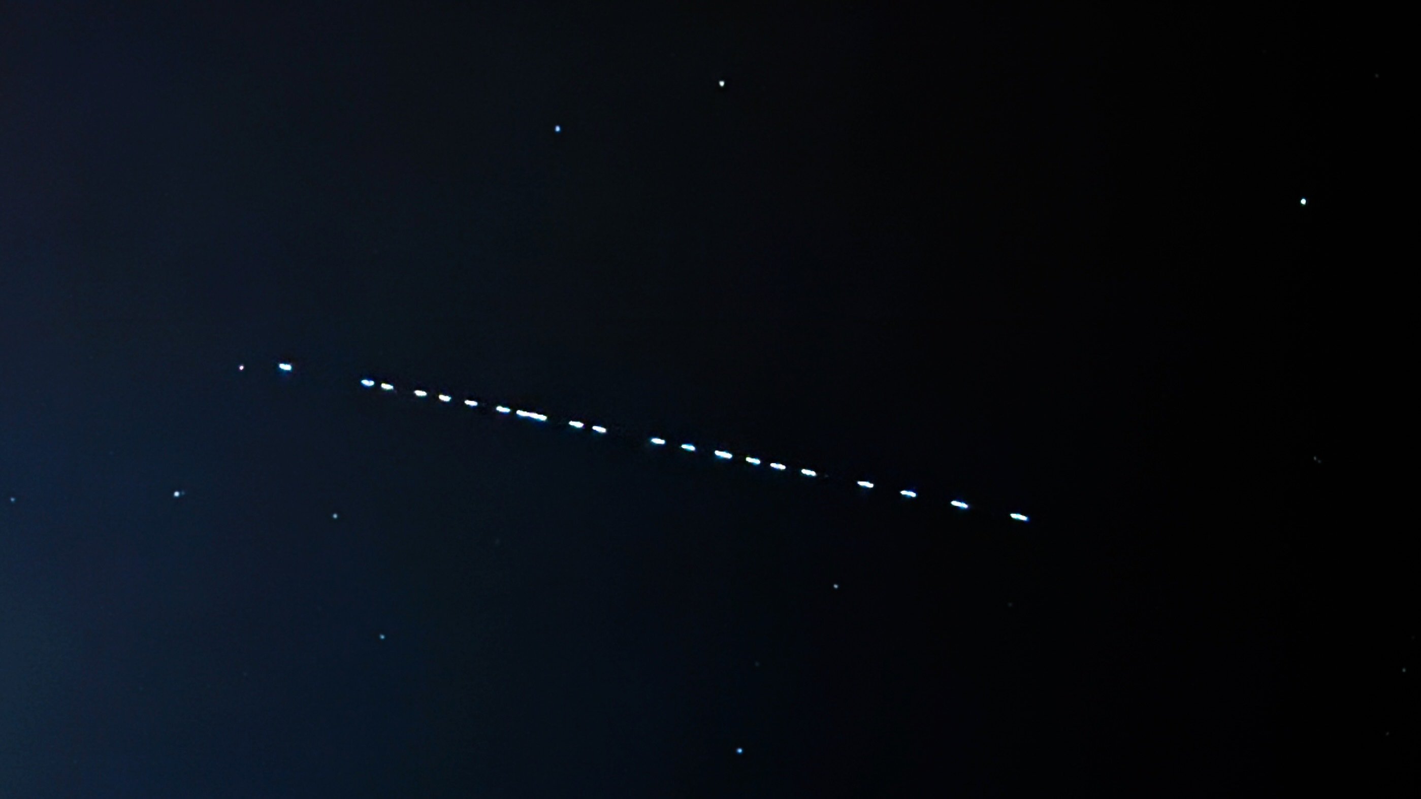 mass-retirement-spacex-spotted-deorbiting-dozens-of-starlink_xxbr.jpg